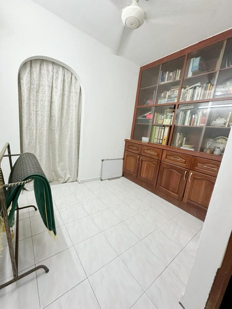 Homestay in Serdang, Seri Kembangan. Close to UPM, MAEPS, MARDI, Hospital Serdang, UNITEN, and IOI CITY MALL, all within a 10-minute drive