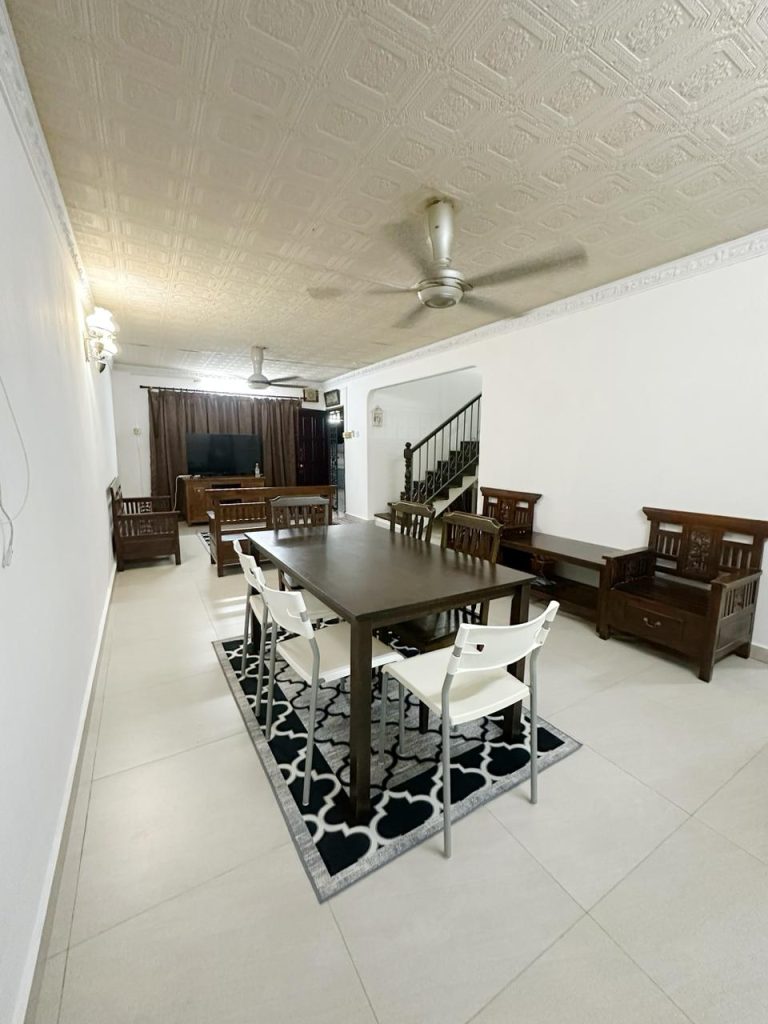 Homestay in Serdang, Seri Kembangan. Close to UPM, MAEPS, MARDI, Hospital Serdang, UNITEN, and IOI CITY MALL, all within a 10-minute drive
