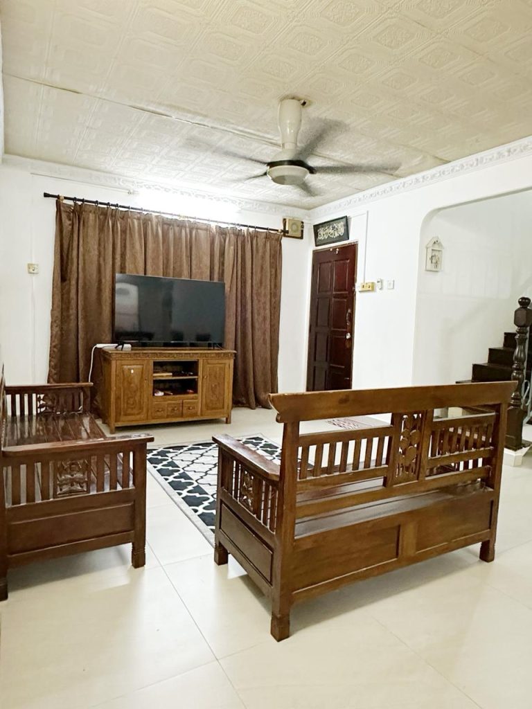 Homestay in Serdang, Seri Kembangan. Close to UPM, MAEPS, MARDI, Hospital Serdang, UNITEN, and IOI CITY MALL, all within a 10-minute drive